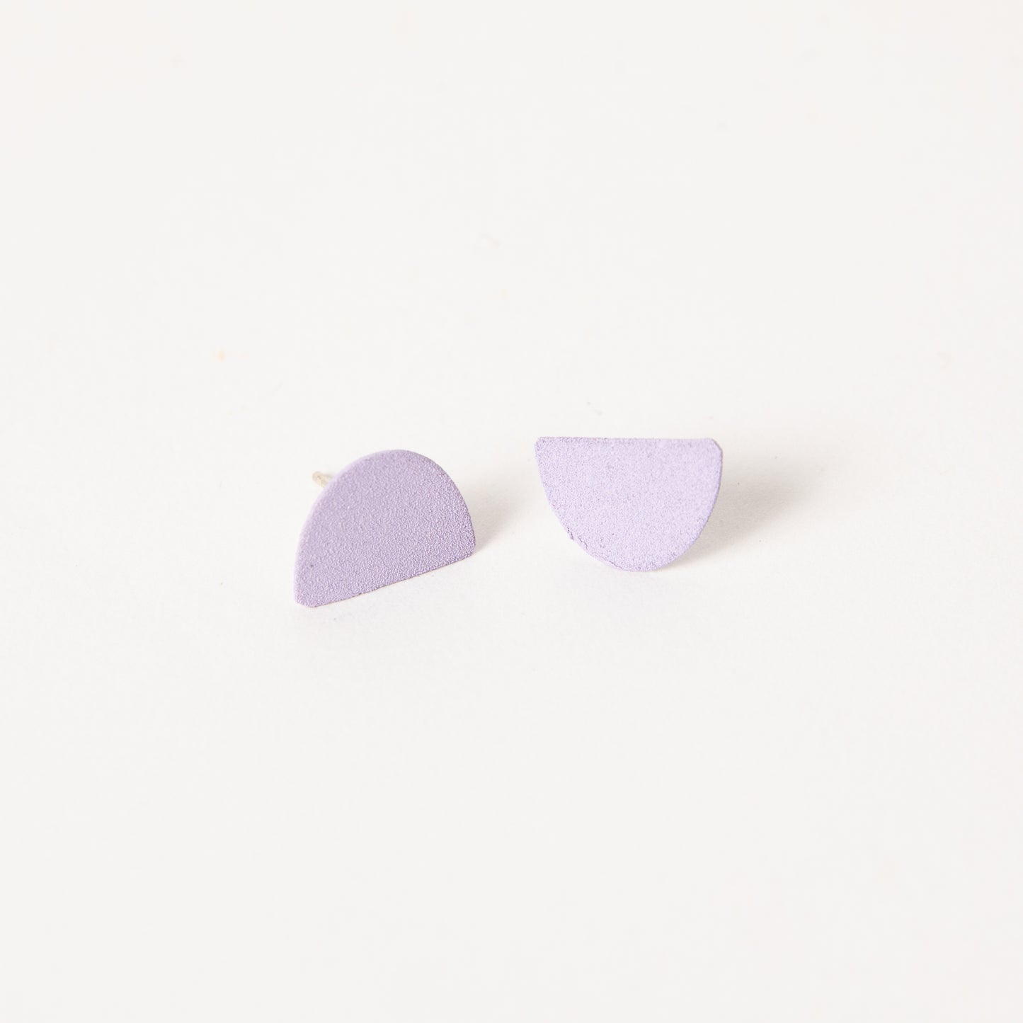 Mound earrings in lilac.